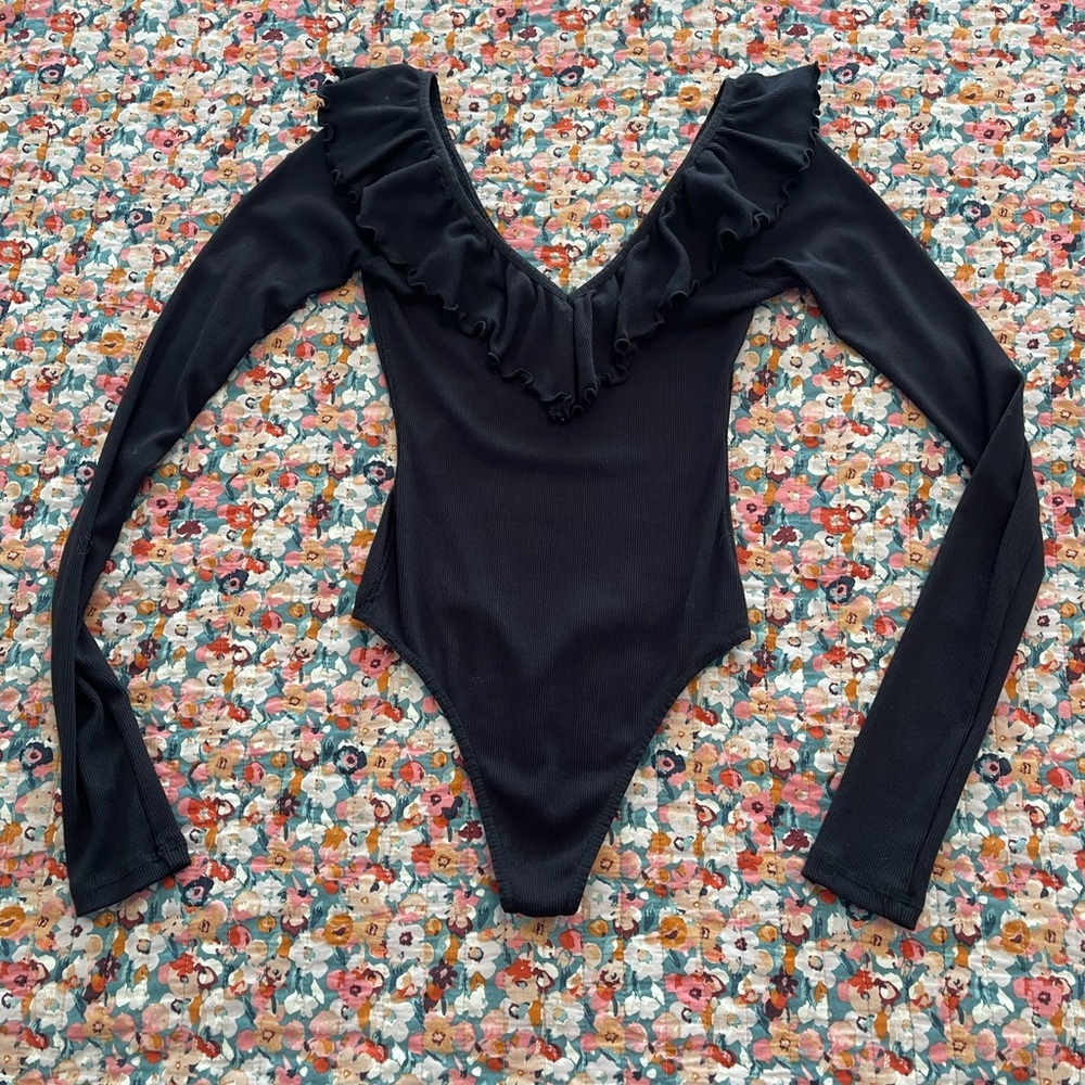 Aritzia - Wilfred black bodysuit